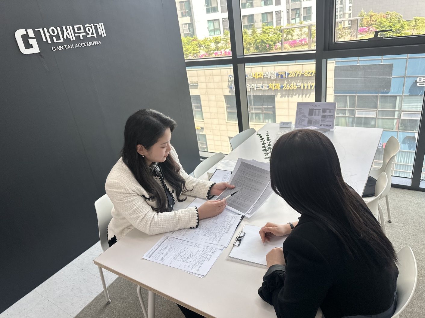 법인전환 상담을 진행하는 고연희 세무사