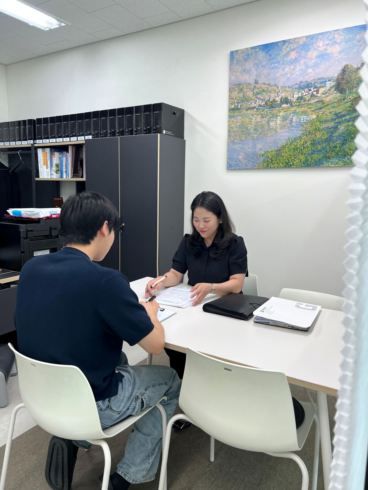 수출 기업 대표와 장부를 검토하는 고연희 세무사