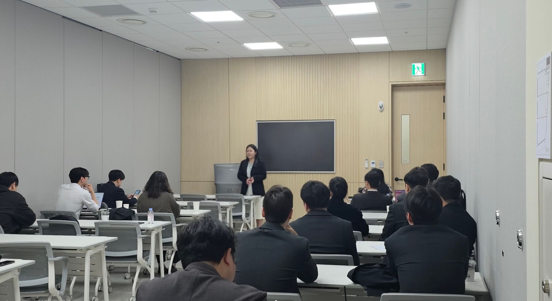 정장 차림의 참석자들 앞에서 세미나를 진행하는 고연희 세무사